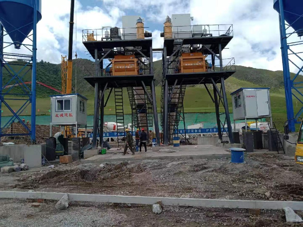 Kazakhstan customer purchases Youcheng Construction Machinery HZS90 concrete mixing plant on site