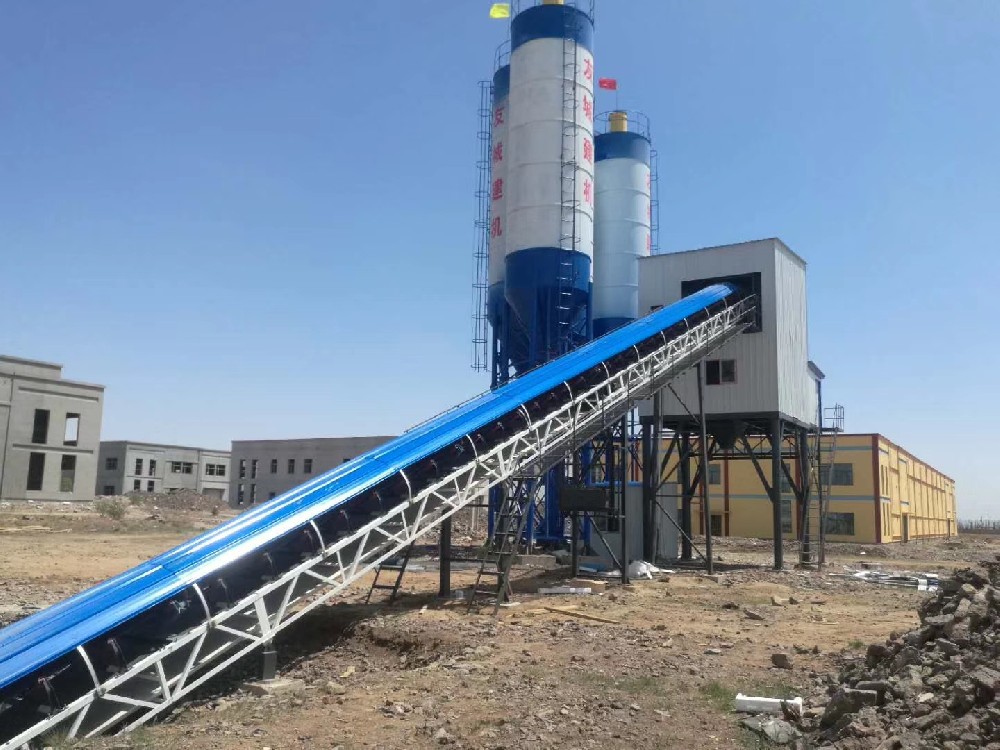 Cambodian customer purchases Youcheng Construction Machinery HZS90 concrete mixing plant on site